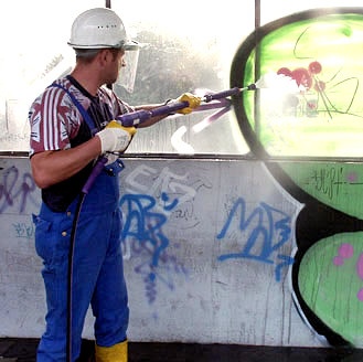 Tsatsis und Wucherpfenning - Leistungen - Gebäudedienste - Graffitientfernung